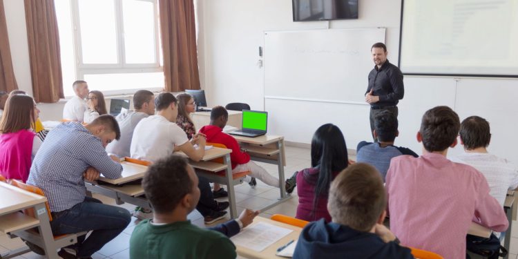 UEPG encerra hoje inscrições para pós-graduação gratuita em Gestão Escolar no Paraná