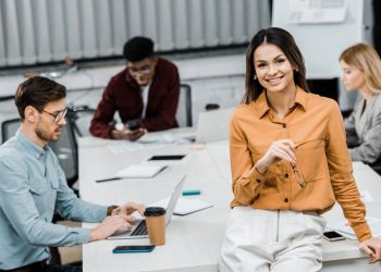 Maneiras simples de manter elegância e conforto no trabalho