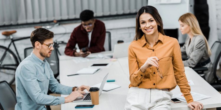 Maneiras simples de manter elegância e conforto no trabalho