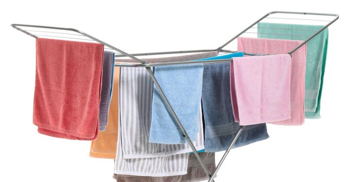 Como secar roupa em tempo úmido - Créditos: depositphotos.com / serezniy