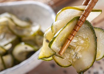 A salada refrescante com molho agridoce que surpreende no sabor