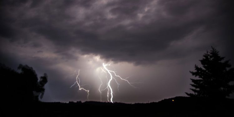 O que evitar fazer durante uma tempestade - Créditos: depositphotos.com / FinkAndreas