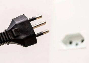 Você sabe para que serve o terceiro pino da tomada? Ele pode te salvar!