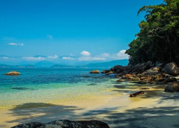O melhor destino do litoral paulista para quem ama praia e aventura