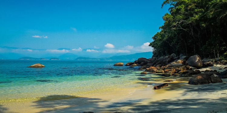 O melhor destino do litoral paulista para quem ama praia e aventura