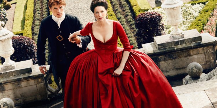 Cena da série Outlander (2014) - Fonte: Starz e Sony Pictures Television / Left Bank Pictures, Story Mining & Supply Company, Tall Ship Productions e Sony Pictures Television