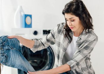 Você lava jeans toda semana? Saiba por que isso é um problema