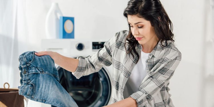 Você lava jeans toda semana? Saiba por que isso é um problema