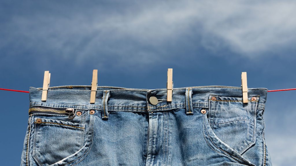 Você lava jeans toda semana? Saiba por que isso é um problema