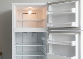 Esse truque caseiro simples ajuda a acabar com o cheiro ruim da geladeira, mantendo os alimentos frescos e evitando gastar com produtos caros