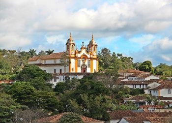 Cidade de 300 anos com ruas de pedra e comida mineira encanta quem foge da rotina