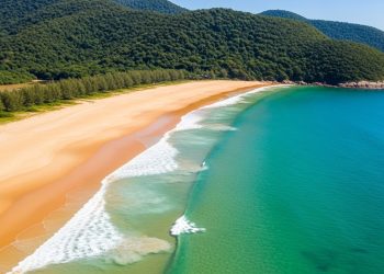 Essa praia catarinense é um refúgio natural de beleza única e foi eleita entre as 30 mais belas do mundo