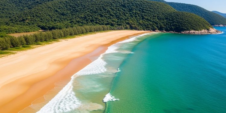 Essa praia catarinense é um refúgio natural de beleza única e foi eleita entre as 30 mais belas do mundo
