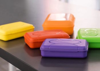 Caixas plásticas cheirando mal? Esse truque caseiro resolve