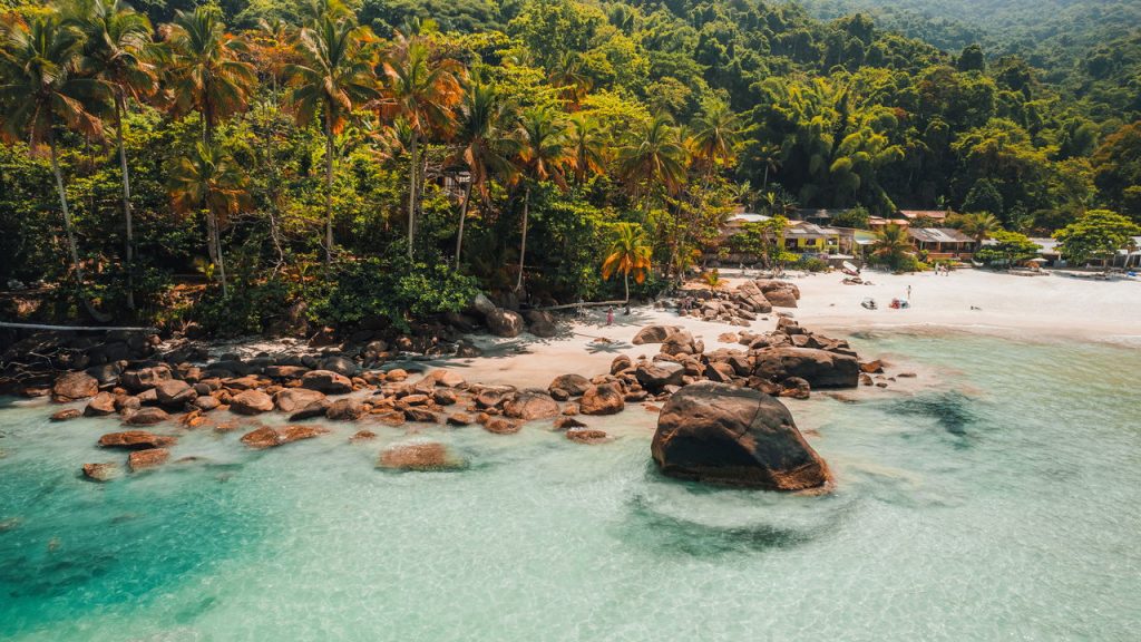 Essa ilha brasileira está atraindo visitantes do mundo inteiro com suas praias e trilhas inesquecíveis