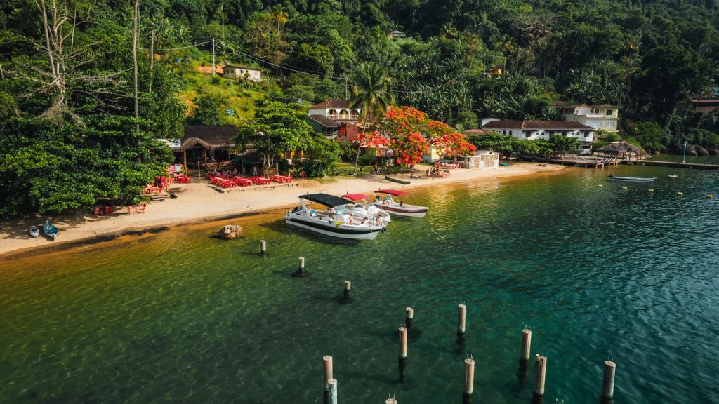 Essa cidade do Rio de Janeiro encanta com ilhas paradisíacas, praias cristalinas e qualidade de vida junto ao mar