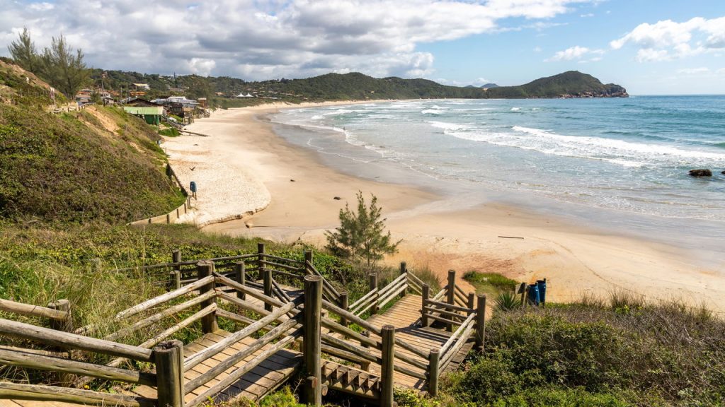Essa praia catarinense é um refúgio natural de beleza única e foi eleita entre as 30 mais belas do mundo