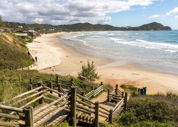 Essa praia catarinense é um refúgio natural de beleza única e foi eleita entre as 30 mais belas do mundo