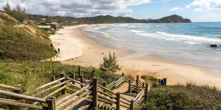 Essa praia catarinense é um refúgio natural de beleza única e foi eleita entre as 30 mais belas do mundo