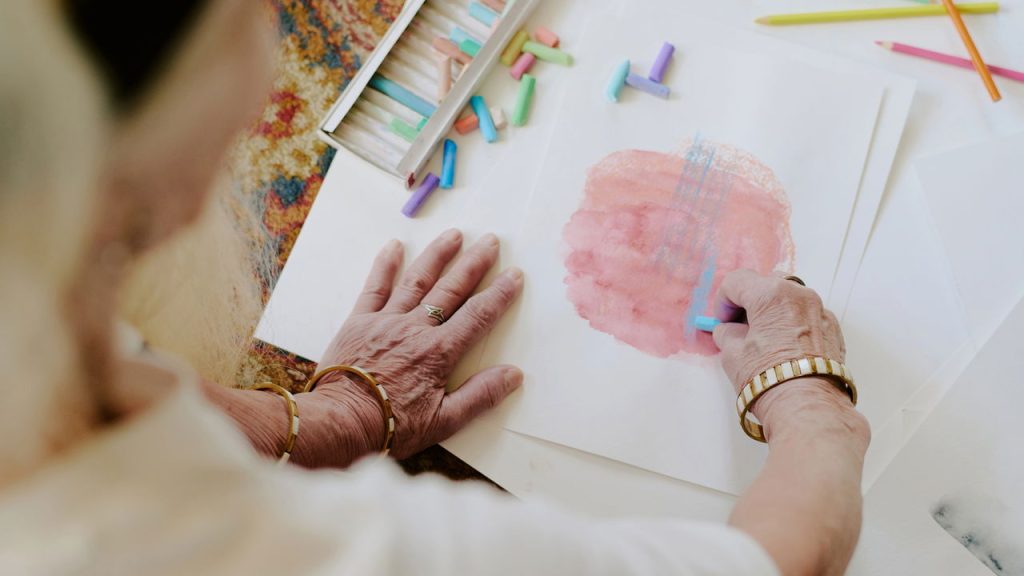 Curso gratuito em Ribeirão Preto promete transformar a vida de pessoas acima dos 50 anos com arte e bem-estar