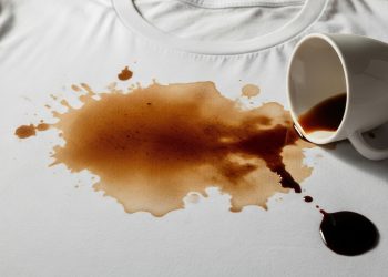 Esse truque caseiro está ajudando famílias a remover manchas difíceis das roupas sem esforço e sem precisar gastar dinheiro com produtos caros