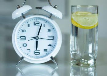 4 bebidas detox com 2 ingredientes que secam barriga