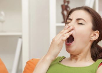 Bocejo não é só sinal de cansaço e especialistas revelam funções inesperadas