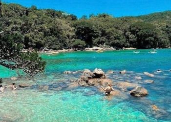 Paisagens de tirar o fôlego nessa praia paradisíaca de Santa Catarina