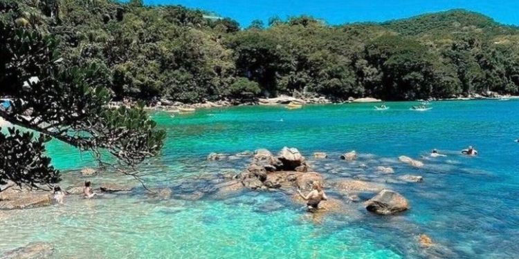 Paisagens de tirar o fôlego nessa praia paradisíaca de Santa Catarina
