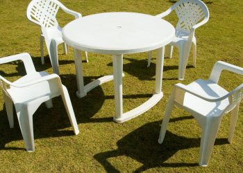 Dicas fáceis para limpar cadeiras de plástico branco