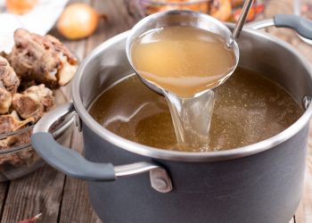 O caldo natural repleto de colágeno que ajuda a manter a pele firme e melhora o intestino