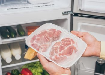A forma mais prática e poderosa de descongelar carne em 5 minutos