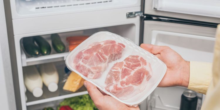A forma mais prática e poderosa de descongelar carne em 5 minutos