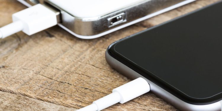 Os perigos de usar cabos de carregamento baratos no celular