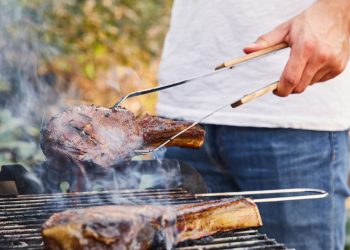 Soluções caseiras para eliminar cheiro de fumaça das roupas