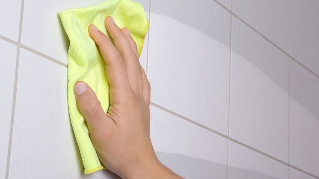 O truque simples que remove gordura da parede sem esforço