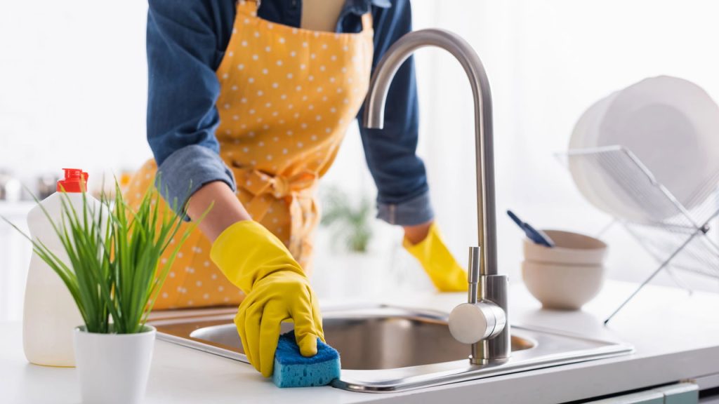 Veja como essa combinação caseira remove manchas e desinfeta superfícies da casa