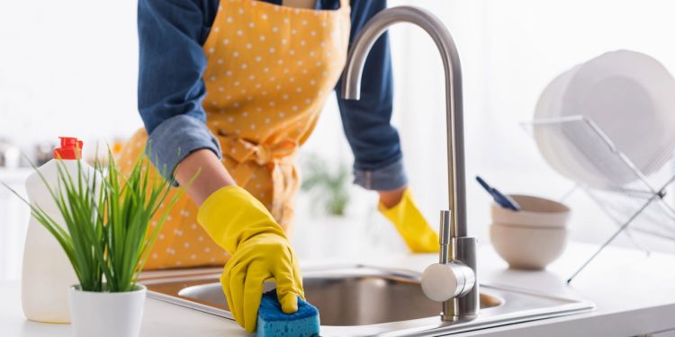 Veja como essa combinação caseira remove manchas e desinfeta superfícies da casa