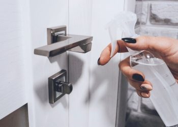 Truques práticos para higienizar maçanetas e interruptores