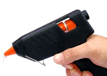 Pistola de “cola quente” é testada por cientistas para reparar ossos em cirurgias