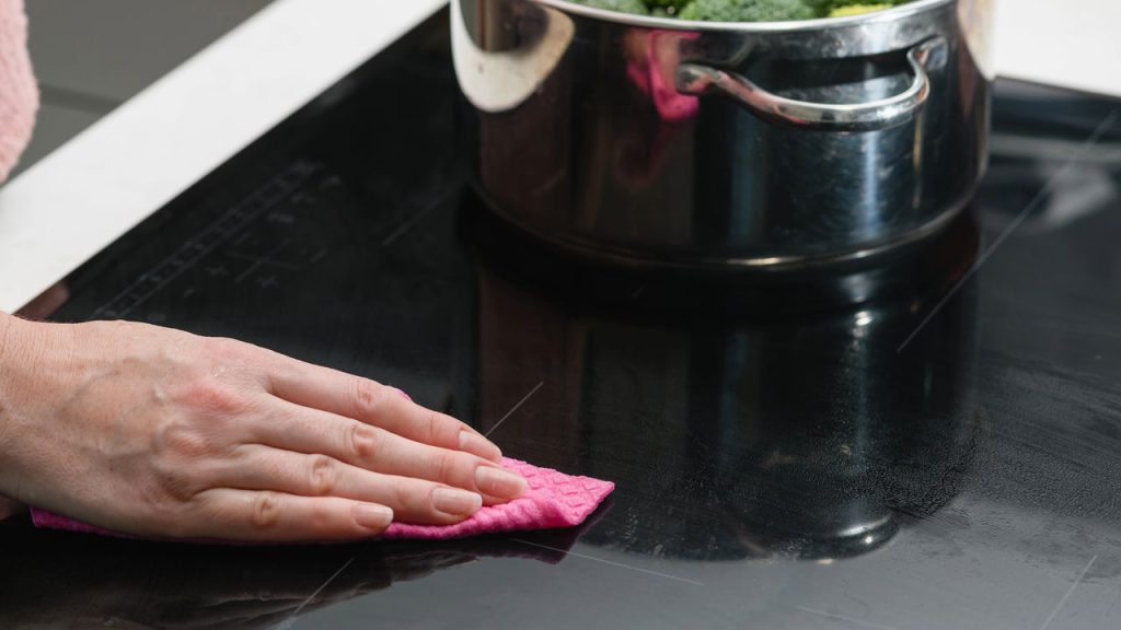 Misturinha com vinagre limpa cooktop sem riscar e sem esforço