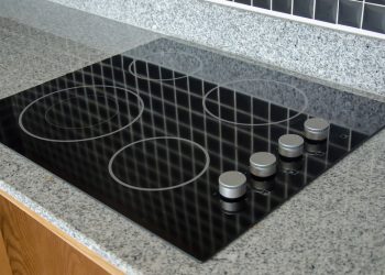 Misturinha com vinagre limpa cooktop sem riscar e sem esforço
