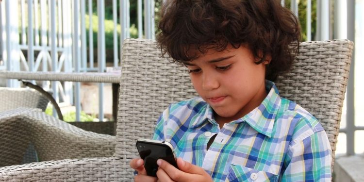 O que os celulares estão fazendo com a mente dos jovens