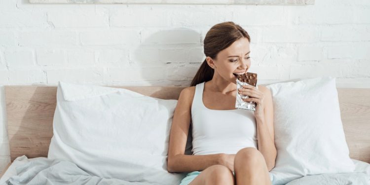 Por que sentimos tanta vontade de comer chocolate na TPM?
