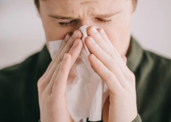 O corpo fecha os olhos ao espirrar para proteger você de partículas e gotículas