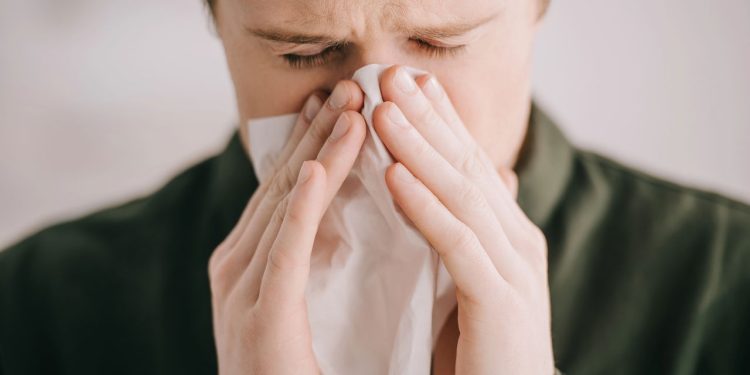 O corpo fecha os olhos ao espirrar para proteger você de partículas e gotículas