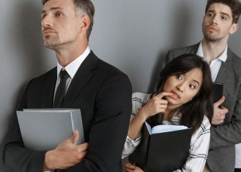 Razões psicológicas que explicam por que você odeia filas