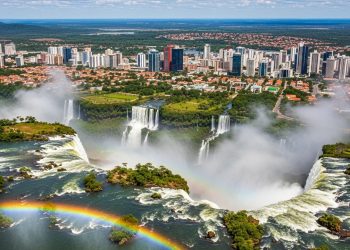 Essa cidade da fronteira paranaense atrai visitantes brasileiros e do mundo inteiro com suas quedas d’água deslumbrantes