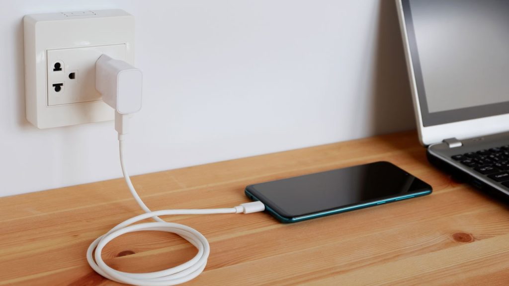 Os perigos de usar cabos de carregamento baratos no celular