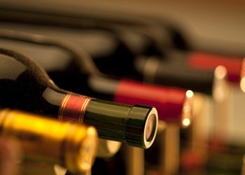 O método mais criativo para abrir uma garrafa de vinho